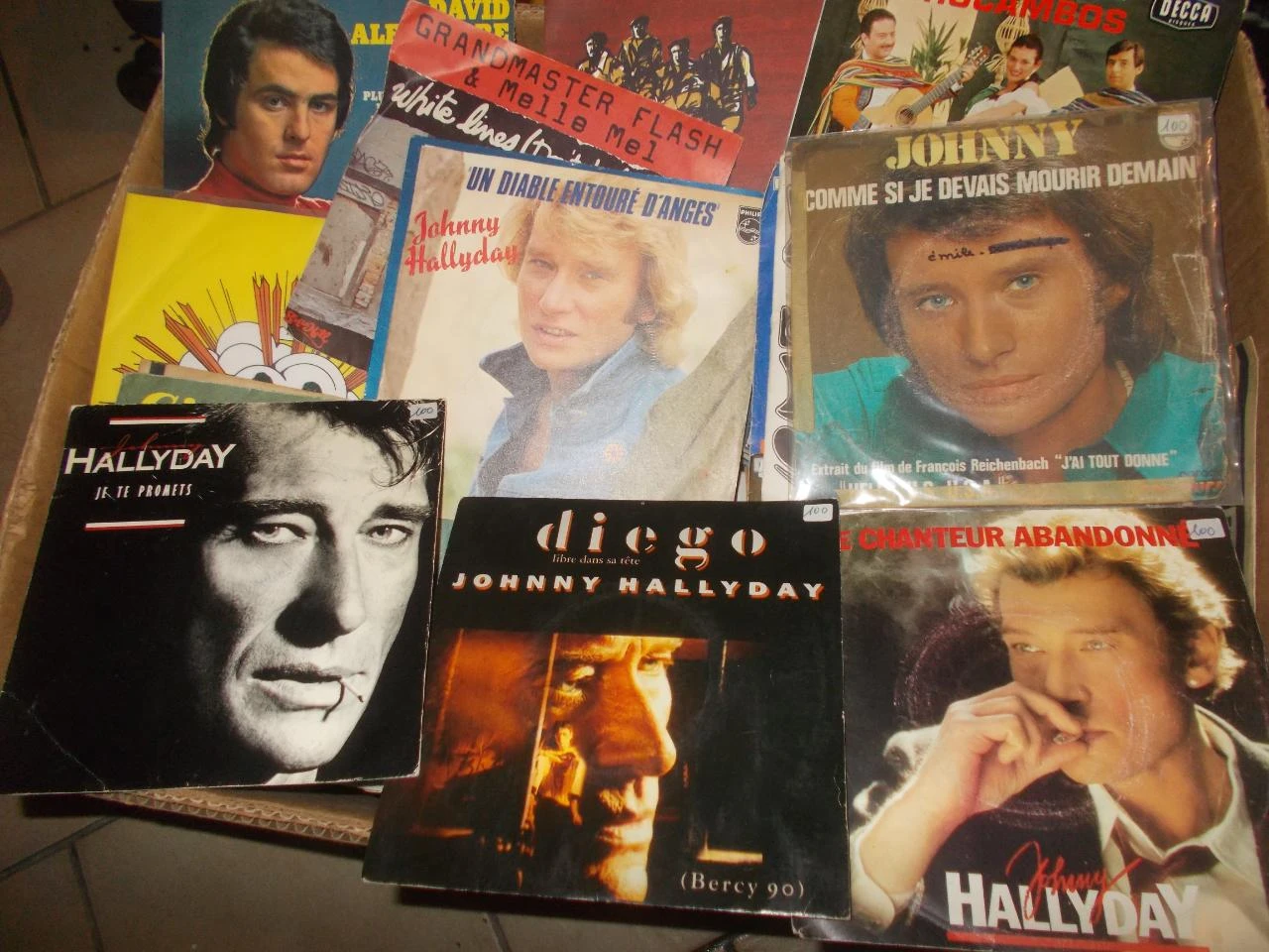 Magnífico lote de 60 discos de vinilo de 45 rpm (sencillos / EP) de Johnny Hallyday. – photo 2